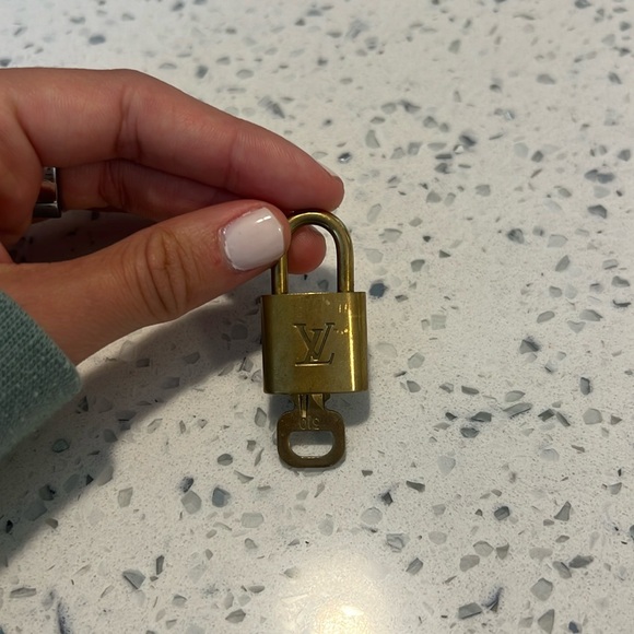 Louis Vuitton Lock & key - Picture 2 of 4